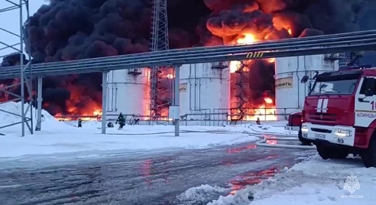 مقامات می گویند حمله پهپاد اوکراینی به یک انبار نفت در داخل روسیه باعث آتش سوزی گسترده شد