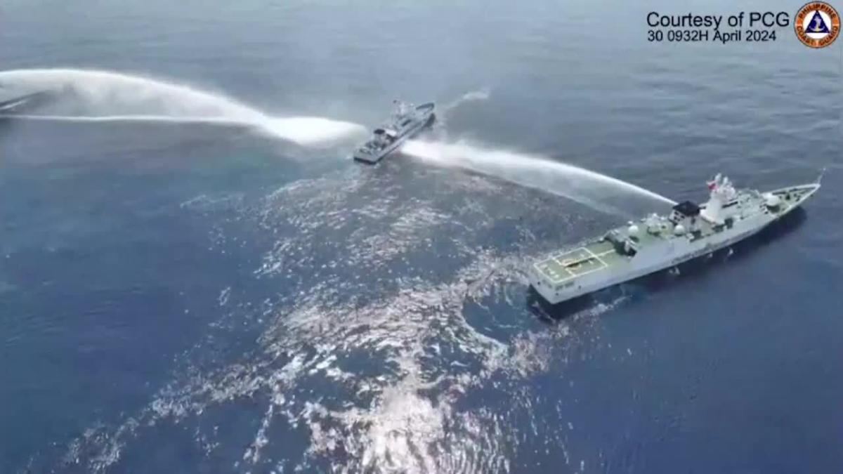 فیلیپین می گوید گارد ساحلی چین از توپ های آب بر روی شناورهای خود استفاده کرده است